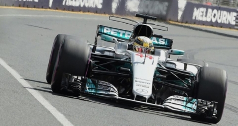 Le Britannique Lewis Hamilton au volant de sa Mercedes lors d'une première séance d'essais pour le Championnat du monde de Formule 1, le 24 mars 2017 à Melbourne, en Australie.