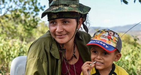 Margot Silva, 30 ans, dont 16 de guérilla au sein des FARC, avec son fils né dans un campement, le 28 février 2017 à San José de Oriente.