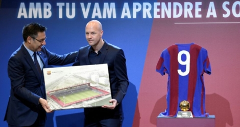 Le président du FC Barcelone Josep Maria Bartomeu et le fils de Johan Cruyff annonçant que le nouveau stade destiné à l'équipe B du Barça portera le nom de l'ancienne gloire néerlandaise, le 25 mars 2017 à Barcelone.