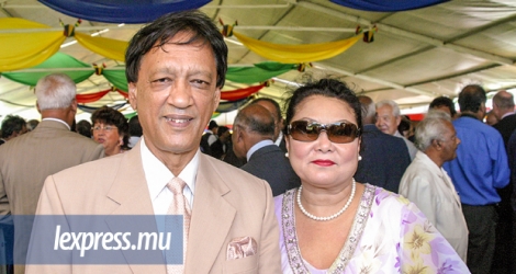 Le 25 mars 1995, Sir Bhinod Bacha et sa compagne Joyce Castellano ont été déférés aux Assises.