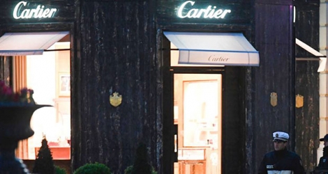 La bijouterie de la marque de luxe Cartier, située place du Casino, en plein coeur de la principauté de Monaco, a été la cible samedi après-midi d'un braquage.