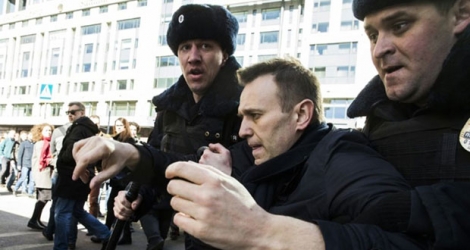 Photo prise et fournie le 26 mars 2017 par Evgeny Feldman, associé à l'organisation d'Alexeï Navalny, montrant des policiers arrêtant l'opposant au Kremlin lors d'une manifestation à Moscou 