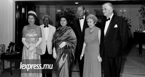 Sa Majesté la Reine Elizabeth II et le Prince Philip sont en compagnie du Premier ministre sir Seewoosagur Ramgoolam, de Lady Shusil, du Gouverneur général sir Leonard Williams et de son épouse.
