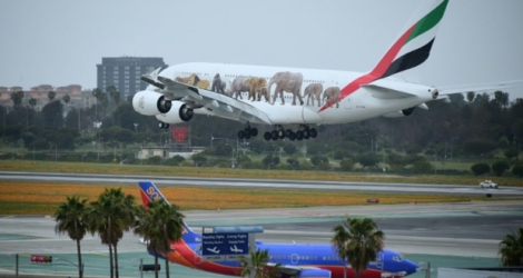 Un appareil de la compagnie Emirates Airlines en provenance de Dubaï s'apprête à atterrir à Los Angeles le 21 mars 2017. Emirates et Etihad vont renforcer les contrôles sur les vols vers l'Australie.