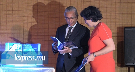 Le PM et la directrice exécutive du Centre de commerce international, Arancha Gonzalez, lors de la présentation de la NES, à l’hôtel Le Méridien, vendredi.