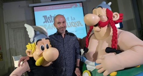 Le scénariste Jean-Yves Ferri (c) entouré par Astérix (g) et Obélix, le 5 avril 2017 à Bologne en Italie