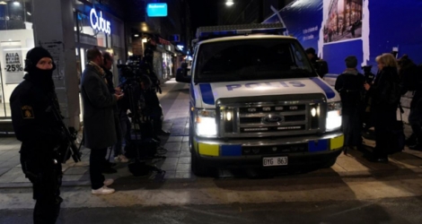 Policiers et journalistes sur les lieux de l'attaque au camion bélier dans le centre de Stockholm, le 7 avril 2017.