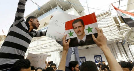 «Trump soutient le terrorisme», pouvait-on lire sur des pancartes brandies par des manifestants agitant le drapeau syrien et des portraits du président Bachar al-Assad.