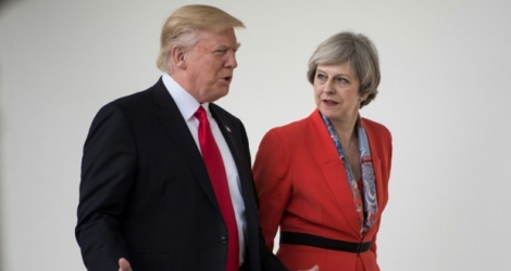 Le président américain Donald Trump (g) et la Première ministre britannique Theresa May, s'apprêtent à donner une conférence de presse à Washington, le 27 janvier 2017 .