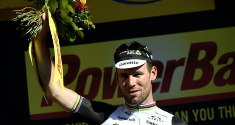 Le Britannique Mark Cavendish (Dimension Data) pose sur le podium après sa victoire lors de la 14e étape du Tour de France, le 16 juillet 2016 à Villars-les-Dombes (Ain).