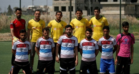 Des joueurs irakiens portent les maillots des équipes de football du Bayern Munich (en bas) et du Borussia de Dortmund (en haut), le 7 avril 2017 à Mossoul .