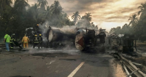 Au moins 24 personnes ont péri brûlées et neuf blessées dans l'explosion d'un camion-citerne après un accident avec un bus dans le sud du Mexique sur une autoroute à la frontière des Etats de Guerrero et Michoacan, le 13 avril 2017 .