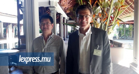 Les Drs Alain Chung Fat et Marc Roché, respectivement vice-président de la Mauritius Dental Association et président de la Société Odontologique de Paris, en congrès mondial à l'hôtel Le Paradis.