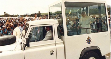 Jean Paul II faisant son entrée au stade de Rose-Hill en octobre 1989.