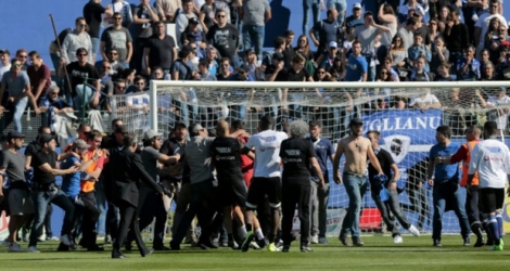 Des supporters bastiais envahissent la pelouse du stade Armand-Cesari, le 16 avril 2017 .