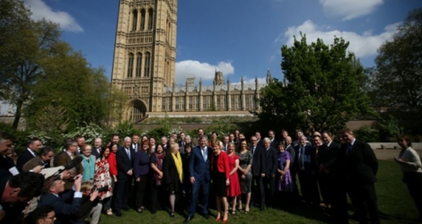 La première ministre écossaise Nicola Sturgeon (au premier rang, au centre), avec des élus du parti indépendantiste SNP, devant la chambre des Parlementaires britanniques, à Londres, le 19 avril 2017.