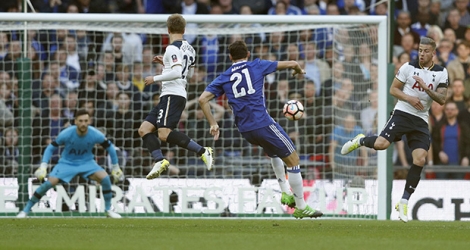 Chelsea s'est qualifié pour la finale de la Coupe d'Angleterre samedi en disposant de Tottenham 4-2 grâce à un doublé de Willian et deux beaux buts de Hazard et Matic.
