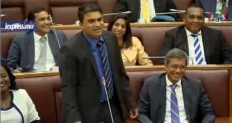 Le député de l’opposition, Dan Baboo, a été pris en photo alors qu’il s’accordait une petite pause au Parlement.