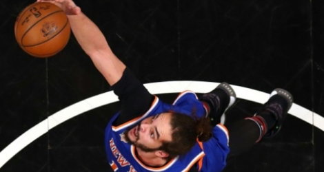 Le pivot franco-américain des New York Knicks Joakim Noah monte au panier face aux Brooklyn Nets, le 1er février 2017 à New York.