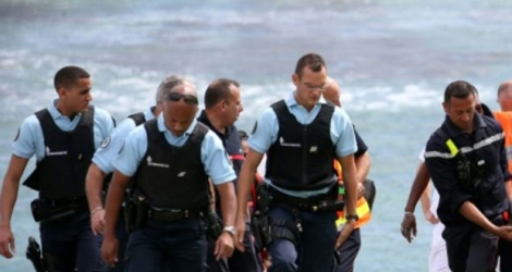Les sauveteurs et les gendarmes portent le corps du jeune bodyboarder, mort à la suite d'une attaque de requin, le 29 avril 2017 à Saint-Leu, sur l'île de l'île de La Réunion .