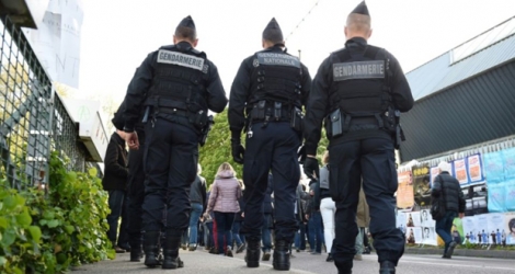 Des gendarmes patrouillent à Bourges, le 20 avril 2017.