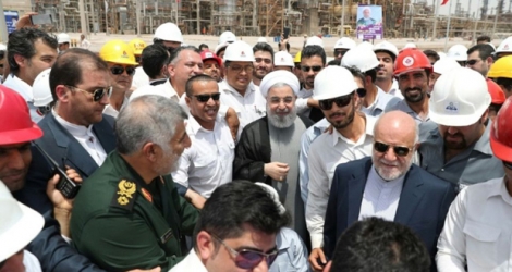 Une photo de la présidence iranienne montrant le président Hassan Rohani (c) arrivant le 30 avril 2017 sur le site de la raffinerie Setareh Khalij Fars (Etoile du Golfe persique), à Bandar Abbas.