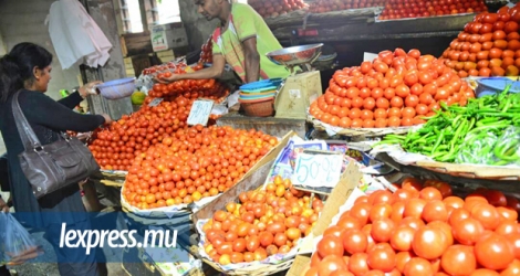 La pomme d’amour ne coûte pas moins de Rs 80 le demi-kilo. Le piment, lui, s’achète à Rs 60 le demi-kilo.