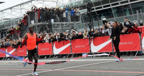 Le Kényan Eliud Kipchoge est resté samedi juste au-dessus de la barrière des deux heures sur la distance du marathon (42,195 km)
