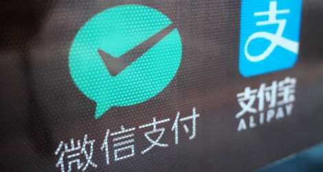 WeChat, permet d'envoyer des messages textes et vocaux et de partager photos et vidéos à la façon de Facebook.