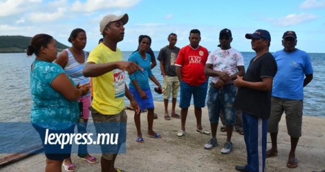 Des pêcheurs qui se disent délaissés par le gouvernement exprimant leur colère alors que les embarcations restent à terre, la faute à une mer boueuse.