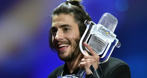 Le chanteur portugais Salvador Sobral porte son trophée après avoir remporté l'Eurovision le 13 mai 2017 à Kiev