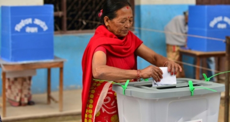 Dans un bureau de vote de Thimi, près de Katmandou, le 14 mai 2017 