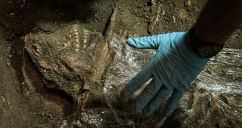 Des archéologues trouvent un squelette humain entier, présumé être une femme adulte, sur le site d'excavation du plus grand cimetière esclavagiste jamais trouvé en Amérique à Rio De Janeiro, Brésil, le 5 mai 2017 .