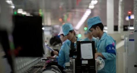 Des employés dans une usine de smartphones, le 8 mai 2017 à Dongguan, dans la province chinoise du Guangdong .