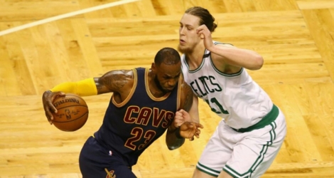 LeBron James (g) des Cleveland Cavaliers dribble Kelly Olynyk des Boston Celtics en play-offs NBA, le 17 mai 2017 à Boston .