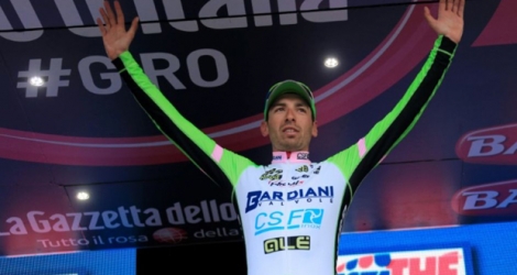 L'Italien Stefano Pirazzi (Bardiani) bras levés sur le podium après sa victoire dans la 17e étape du Giro, le 28 mai 2014 à Vittorio Veneto 