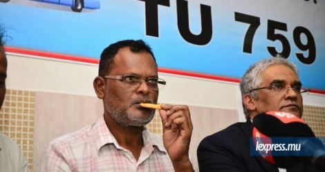 Prithviraj Sombarydoss, secrétaire général de la Workers Power Union, mettant fin à sa grève de la faim. Il est aux côtés de Me Rama Valayden lors de cette conférence de presse tenue le 23 mai à Bonne-Terre.