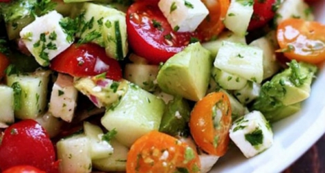 Un bol de salade est très faible en calories, mais il a un pouvoir satiétant très impressionnant. 