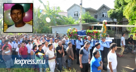  Une foule était présente dimanche 28 mai lors des funérailles de Nimish Verma Chummun (en médaillon), à son domicile, à Triolet.