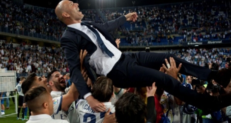 L'entraîneur Zinédine Zidane porté en triomphe par les joueurs du Real Madrid après avoir remporté le Championnat d'Espagne face à Malaga, le 21 mai 2017 à Malaga .