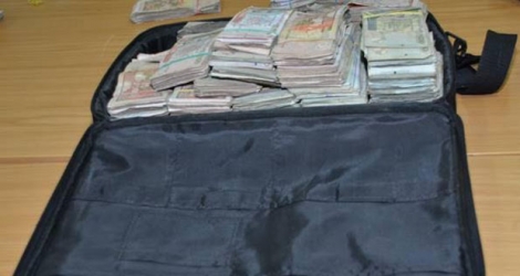 Des devises étrangères et des liasses de billets locaux totalisant plus de Rs 11 millions ont été découvertes dans les valises de Bye Swaley Hosenally à l’aéroport ainsi qu’à son domicile à Quartier-Militaire.