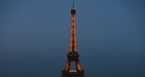 La tour Eiffel sera symboliquement éteinte dimanche soir.