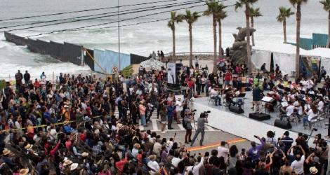 Les musiciens mexicains ont effectué cette performance dans un parc de Tijuana au pied des grilles du mur qui divise le Mexique et les Etats-Unis. 