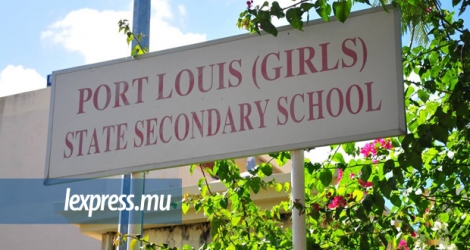 Une vingtaine de parents d’élèves voulaient voir la rectrice du collège Port-Louis SSS au sujet de l’absentéisme de leurs enfants. 