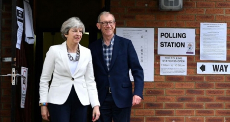 La Première ministre britannique Theresa May et son mari Philip à la sortie d'un bureau de vote, le 8 juin 2017 à Sonning, dans l'ouest de Londres