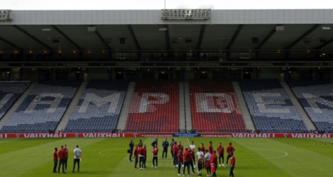 Les joueurs anglais lors de la reconnaissance de la pelouse au Hampden Park de Glasgow, le 9 juin 2017.