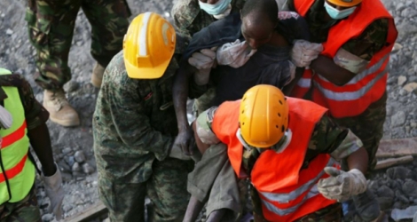 Des équipes de secours transportent un blessé après l'effondrement d'un immeuble à Nairobi.
