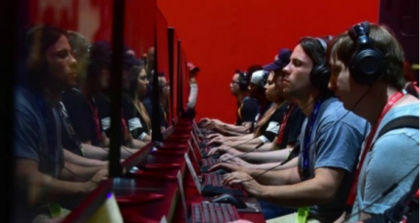 Les compétitions de jeux vidéo suivies par un public tirent l'industrie de différentes manières