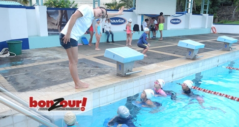 Estelle Poo Cheong montrant les mouvements du crawl aux jeunes nageurs qu’elle entraîne au CAMO.