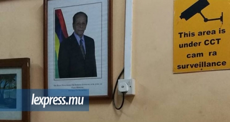 A samedi, la photo de SAJ trônait sur un mur, à l’hôpital de Flacq. 
